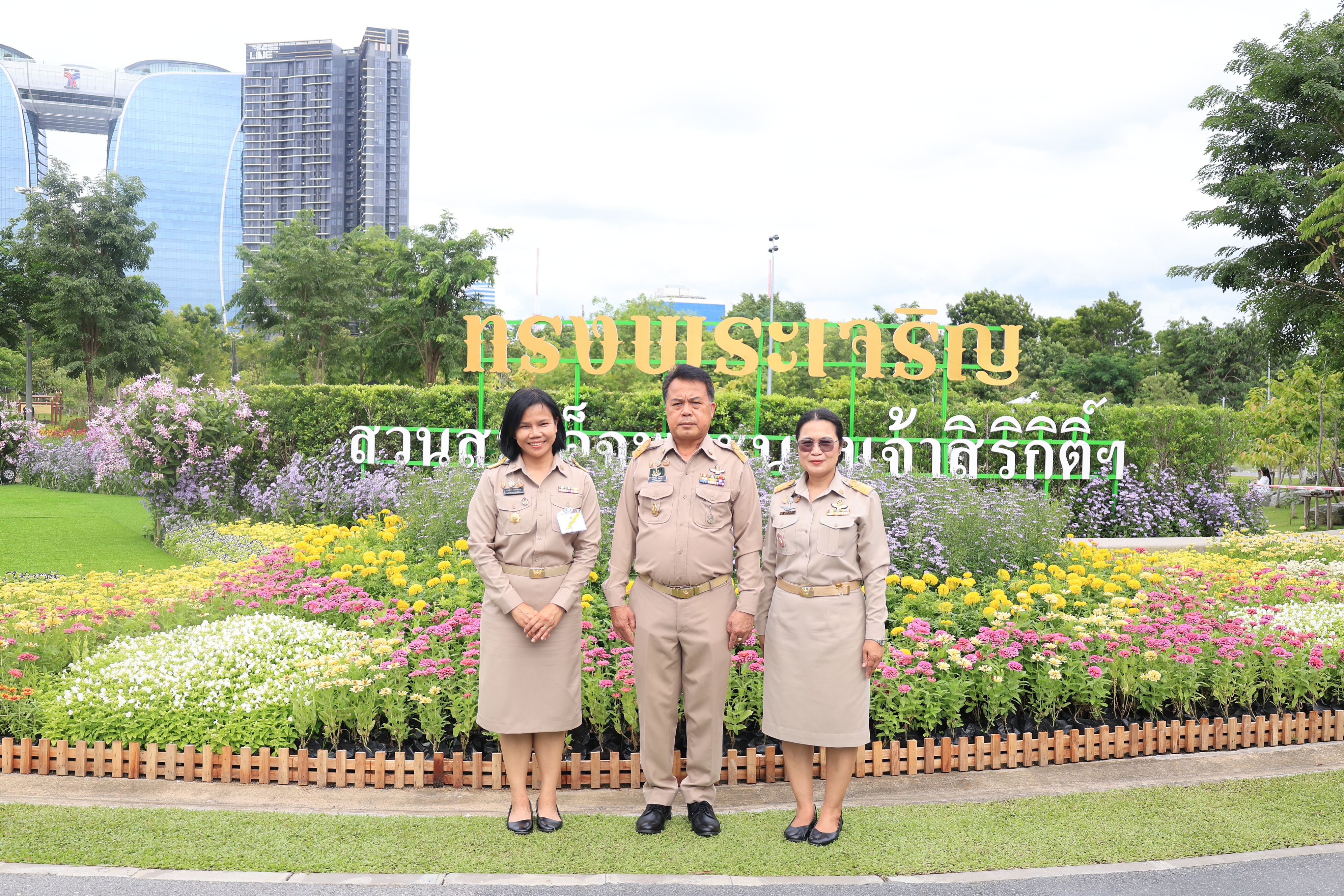 title - สำนักงานการปฏิรูปที่ดินเพื่อเกษตรกรรม ร่วมเฝ้าฯ รับเสด็จ สมเด็จพระกนิษฐาธิราชเจ้า กรมสมเด็จพระเทพรัตนราชสุดา ฯ สยามบรมราชกุมารี เสด็จพระราชดำเนินไปทรงเปิดงาน “สีสรรพรรณไม้ เทิดไท้บรมราชินีนาถ”